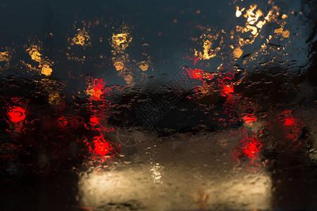 晚上在市区街上暴雨的白天堵塞交通图片