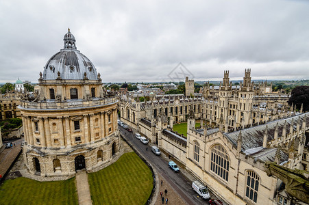牛津拉德克利夫相机的高角度视图在阴天查看从大学教堂它是牛津大学的一座新古典主义风格的建筑图片