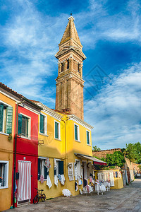 圣马丁教堂倾斜的钟楼图片