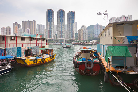 香港著名的漂浮村阿伯丁湾传统捕鱼拖网渔船Aberd图片