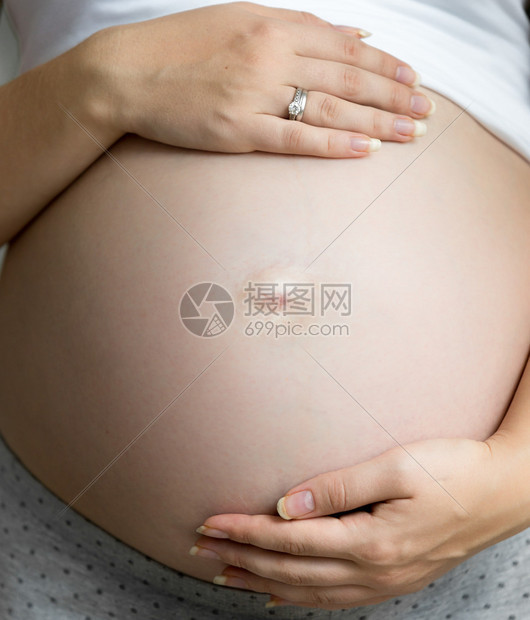 孕妇大肚手牵特写图片