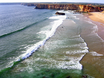 葡萄牙萨格里斯岛附近的洞沟海滩我们看到海浪图片