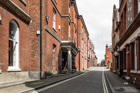 在英国老城中心的街道上充满了多彩的砖瓦建筑图片