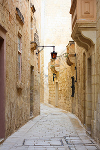 旧中世纪城市狭窄的街道图片