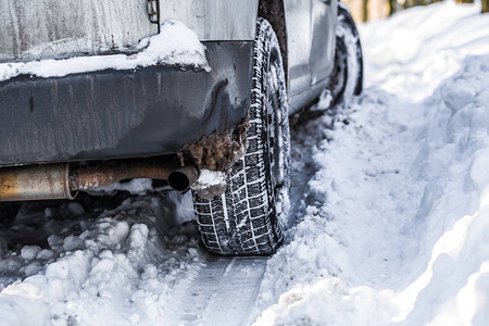 汽车被困在雪地里冬雪的概念图片