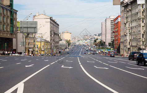 几乎空荡的多车道城市街道图片