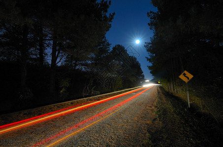 汽车在夜晚乘月亮过夜在乡图片
