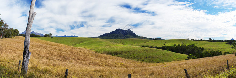 白天昆士兰风景区的内陆山区和田野图片