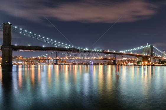 布鲁克林曼哈顿和威廉斯堡大桥的景象在晚上从纽图片