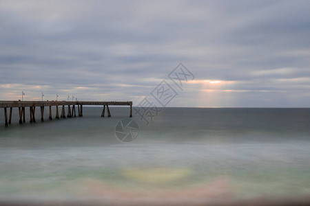 Mateo县Pacifica市码头的日落云层破浪而出图片