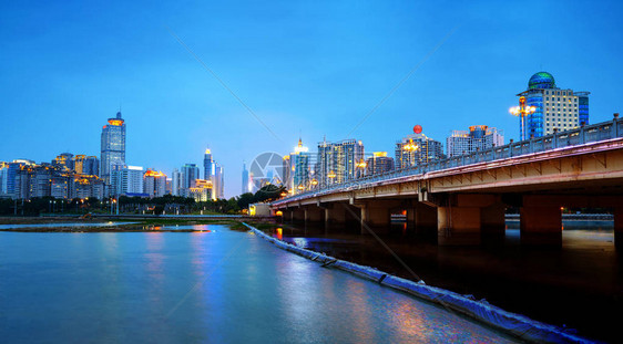 夜城天际穿透越南湖大图片