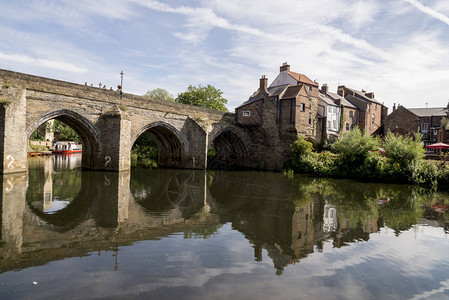 在英国东北的达勒姆市Durham横跨河流穿wear的El图片