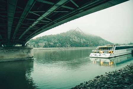 河边的清晨雾水船图片