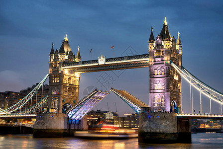 在夜景的塔桥伦敦英国图片