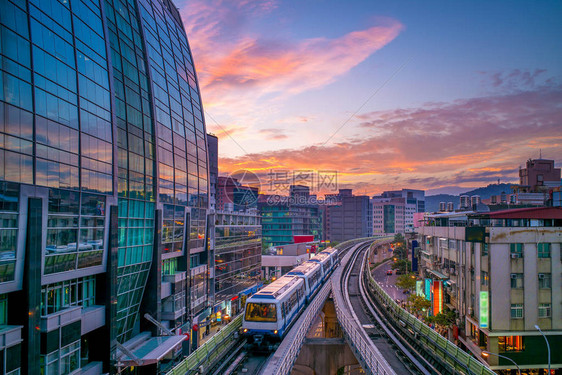 台北市夜景与地铁系统图片