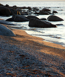瑞典岩石海岸的日落图片