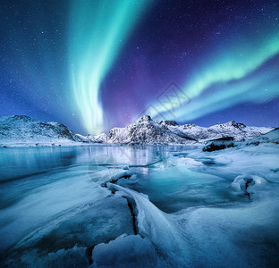 挪威不光山和冰冻的海洋夜间冬季风景挪威旅图片