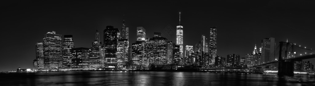 纽约市曼哈顿市中心黄昏时段的天际线在河面全景处照图片
