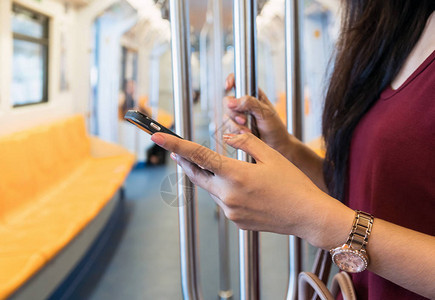 女在火车生活方式和交通概念中使用智能手机的近视率图片