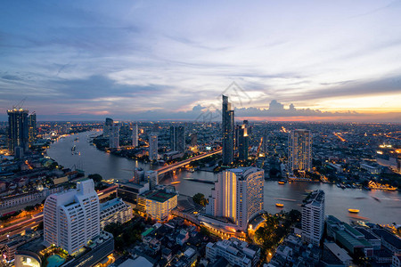 曼谷市湄南河景观在晚上的时候有鸟瞰图图片