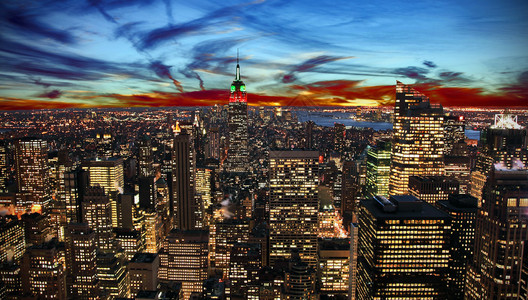美国纽约帝国大厦日落时的纽约市天际线背景
