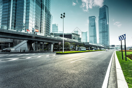 城市道路与现代城市天际线图片