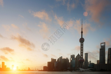 有日落的现代城市上海图片