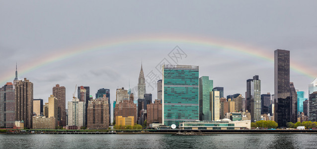 纽约市曼哈顿上空的彩虹市中心天际线和联合国总部的全景从皇图片