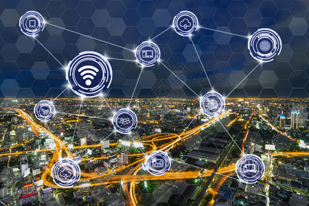 智能城市物联网技术在高速公路上的无线通信连接与暮光时间下的曼谷城市景观技术业图片
