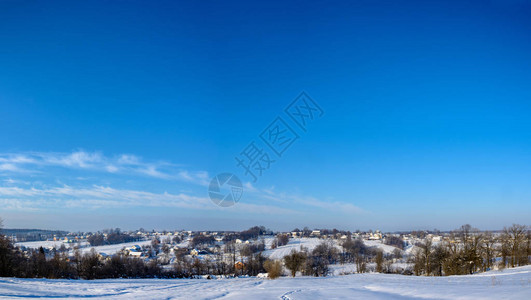 冬天在雪山上带着迷人天空的奇异乌克图片