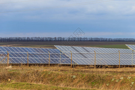 太阳能发电站的光伏田里的太阳能电池图片