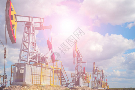 石油天然气生产油泵站图片