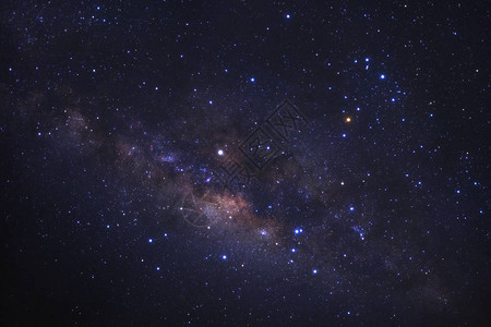 银河星系与宇宙中的恒星和空间尘埃的密图片