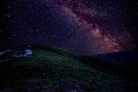 夜晚美丽的夜景星空银河图片