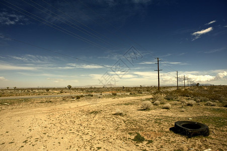 加利福尼亚州外的美国加州Suburbs沙漠景观和旧破图片