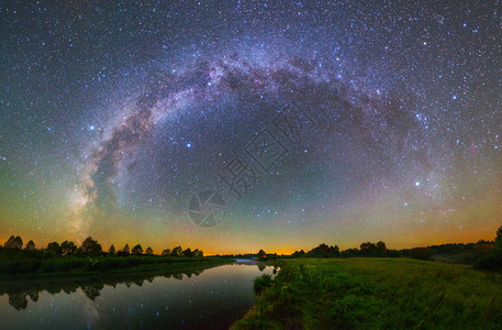 与银河弧的星夜风景图片