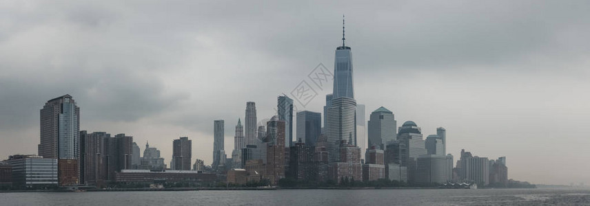 纽约天际和景点的河流景象图片