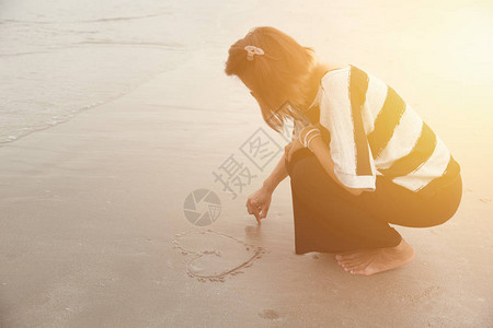 沙滩上画画的女人图片