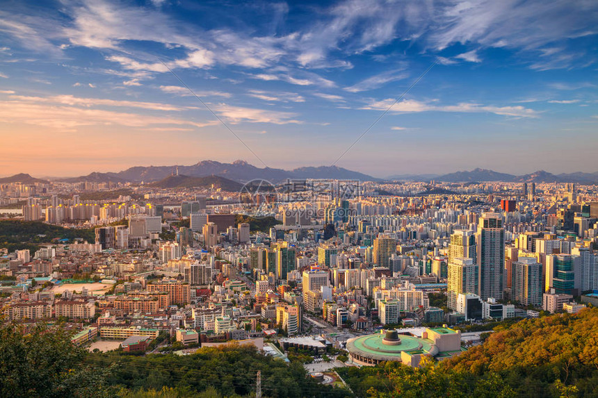 夏日首尔市中心的城市景观图片