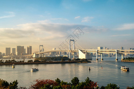 日本东京塔台和彩虹图片