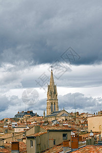 蒙彼利埃市法国古老地段的屋顶在非常多云的一天图片