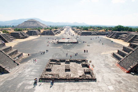 从墨西哥特奥蒂瓦坎的月亮金字塔看死者大道图片