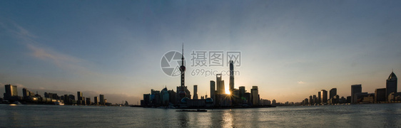 在阳光明媚的清晨光浦河和图片