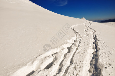 与冰雪的冬天山景图片