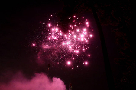 抽象的粉红色烟花爆炸新年庆祝节日背景图片