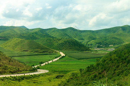 北韩的山地公路覆盖着图片