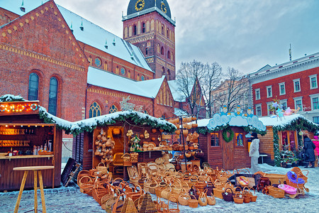 传统的圣诞市场摊位图片