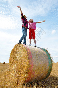 孩子们站在一捆稻草上图片