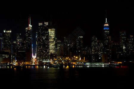 纽约曼哈顿中城的天际线晚上在纽约图片