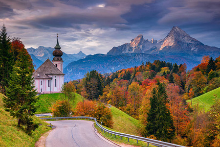 巴伐利亚阿尔卑斯山与玛丽亚格恩教堂和瓦兹曼山在美丽的日图片